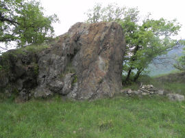 Rocce rosse di serpentiniti al piano sotto la croce del Belvedere Alto (34865 bytes)